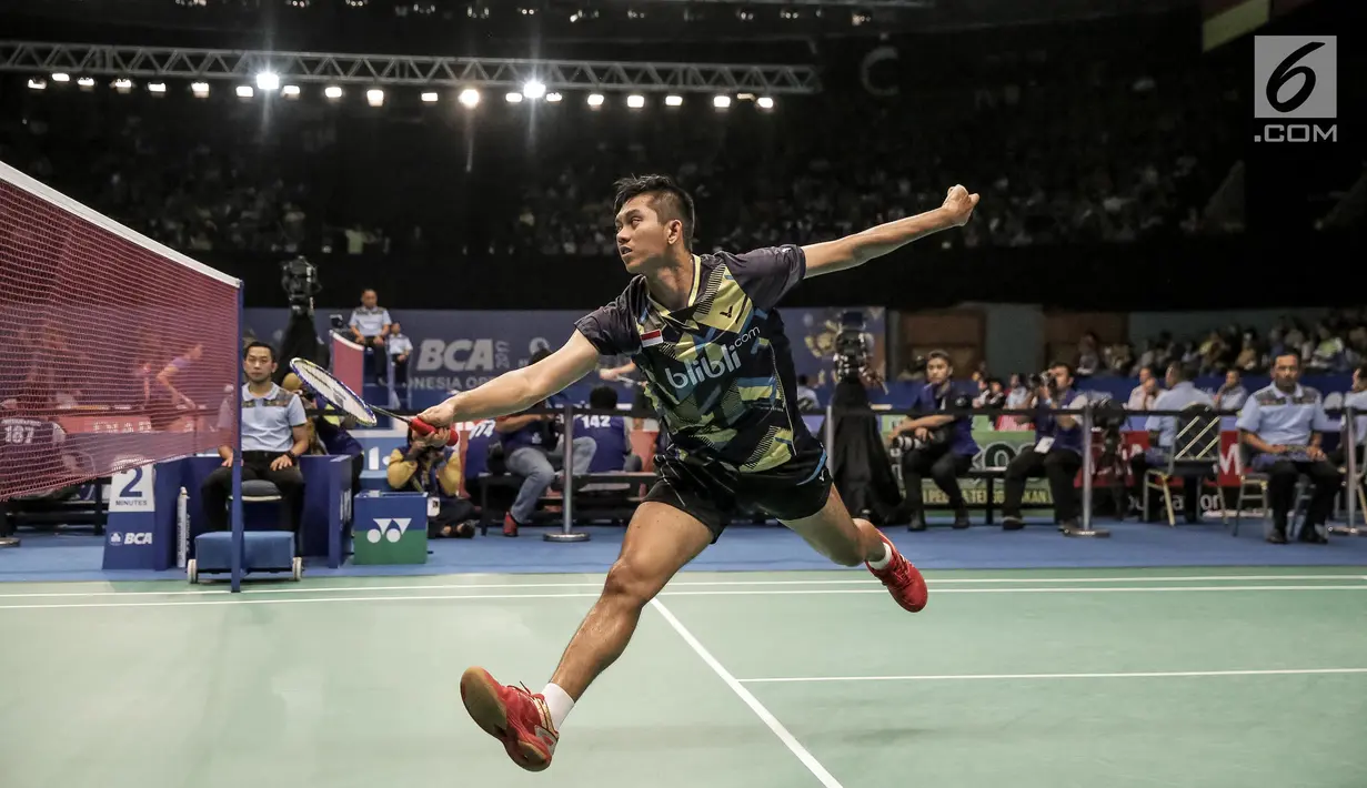 Aksi Alfian Eko Prasetya saat berusaha mengejar kok dalam pertandingan laga pertama Indonesia Open 2017 melawan Kenta Kazuno/Ayane Kurihara (Jepang) di Jakarta, Selasa (13/6). (Liputan6.com/Faizal Fanani)