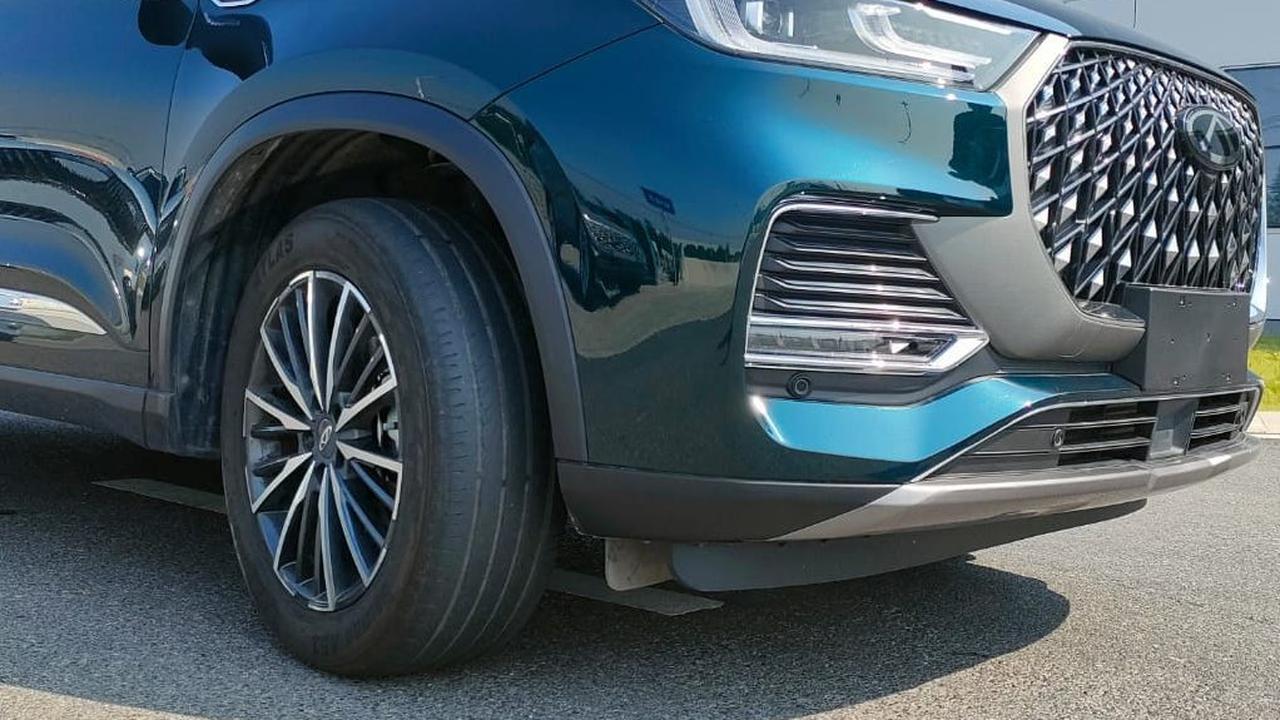 Varian Tiggo 8 Pro Max mengusung fitur all wheel drive (AWD). Fitur ini sangat terasa sekali saat kami berakselerasi di sirkuit pabrik Chery Automobile di Wuhu, China. Mobil begitu enak diajak ngebut, tapi stabil luar biasa.&nbsp;