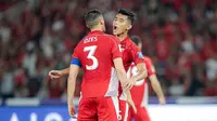 Dua penggawa lini pertahanan Timnas Indonesia, Jay Idzes dan Rizky Ridho, melakukan selebrasi setelah menggagalkan peluang Bahrain dalam laga lanjutan Kualifikasi Piala Dunia 2026 zona Asia di Stadion Utama Gelora Bung Karno (SUGBK) Senayan, Jakarta, Selasa (25/3/2025). (Bola.com/Bagaskara Lazuardi)