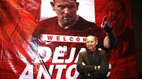Dejan Antonic saat dikenalkan secara resmi sebagai pelatih baru Madura United musim 2019 di Surabaya, Minggu (13/1/2019). (Bola.com/Aditya Wany)