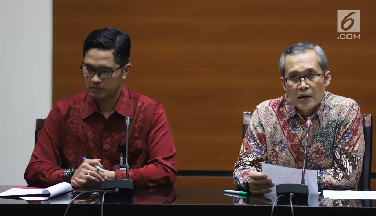 Wakil Ketua KPK Alexander Marwata (kanan) saat jumpa pers terkait OTT Bupati Cirebon Sunjaya Purwadi Sastra di Gedung KPK, Jakarta, Kamis (25/10). KPK menetapkan Sunjaya sebagai tersangka suap jual beli jabatan. (Liputan6.com/Herman Zakharia)