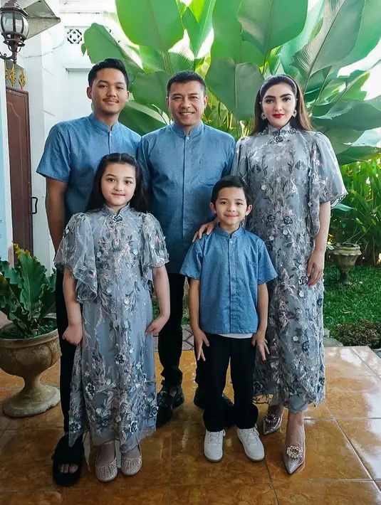 Keluarga Ashanty juga tak tampil dengan baju Lebaran berwarna sage. Ashanty dan Anang memilih warna biru yang cantik. Ashanty tampil seragam dengan Arsy mengenakan lace dress dengan detail kerah cheongsam. Sedangkan para pria kompak mengenakan baju koko lengan pendek berwarna biru laut yang kembar. Foto: Instagram.
