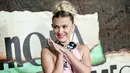 Millie Bobby Brown menghadiri pemutaran perdana film Enola Holmes 2 di The Paris Theatre, New York, Amerika Serikat, 27 Oktober 2022. Millie Bobby Brown tampak anggun dalam balutan gaun halter berwarna pink dengan garis leher yang menjuntai sampai ke lantai. (Photo by Evan Agostini/Invision/AP)