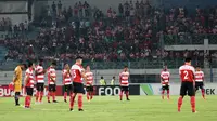Duel Madura United vs PSM di Stadion Gelora Bangkalan, Bangkalan, diawali dengan mengheningkan cipta untuk korban jatuhnya pesawat Lion Air JT-610, Senin (29/10/2018). (Bola.com/Aditya Wany)