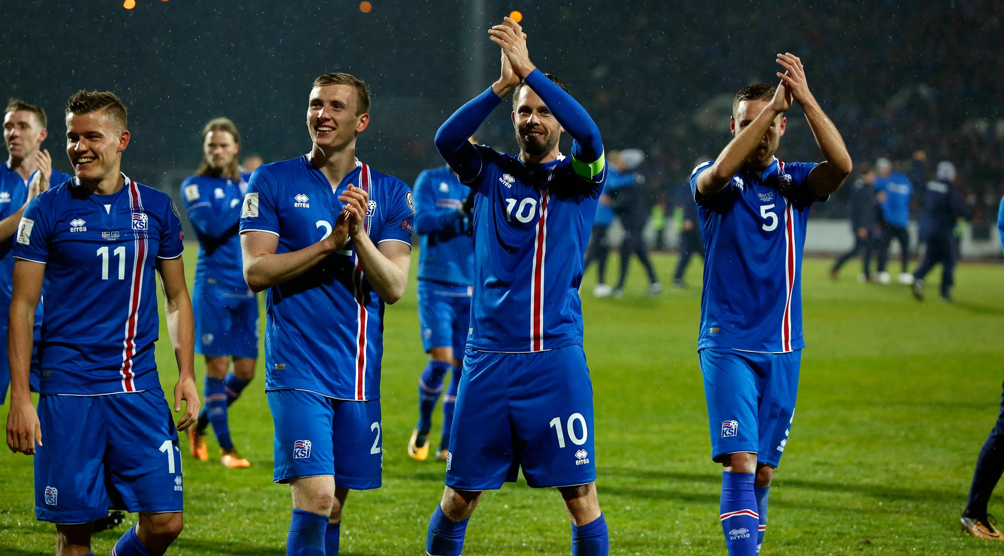 Pemain timnas Islandia bertepuk tangan usai laga Grup I Kualifikasi Piala Dunia 2018 melawan Kosovo di Laugardalsvollur, Senin (9/10). Islandia mencatat sejarah sebagai negara terkecil yang lolos ke Piala Dunia setelah menang 2-0. (AP/Brynjar Gunnarsson)