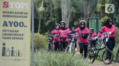 Pengunjung menuntun sepeda di Taman Marga Satwa Ragunan, Jakarta Sabtu (13//3/2021). Taman Marga Satwa Ragunan kembali dibuka bagi pengunjung dengan KTP DKI maupun non-DKI. (merdeka.com/Imam Buhori)