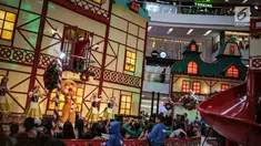 Anak-anak menyaksikan pertunjukkan Sinterklas di Mal Ciputra, Jakarta Barat, Jumat (14/12). Jelang perayaan Natal 2018 sejumlah mal di Jakarta mendekor bernuansa Natal agar menjadi daya tarik para pengunjung mal. (Liputan6.com/Faizal Fanani)