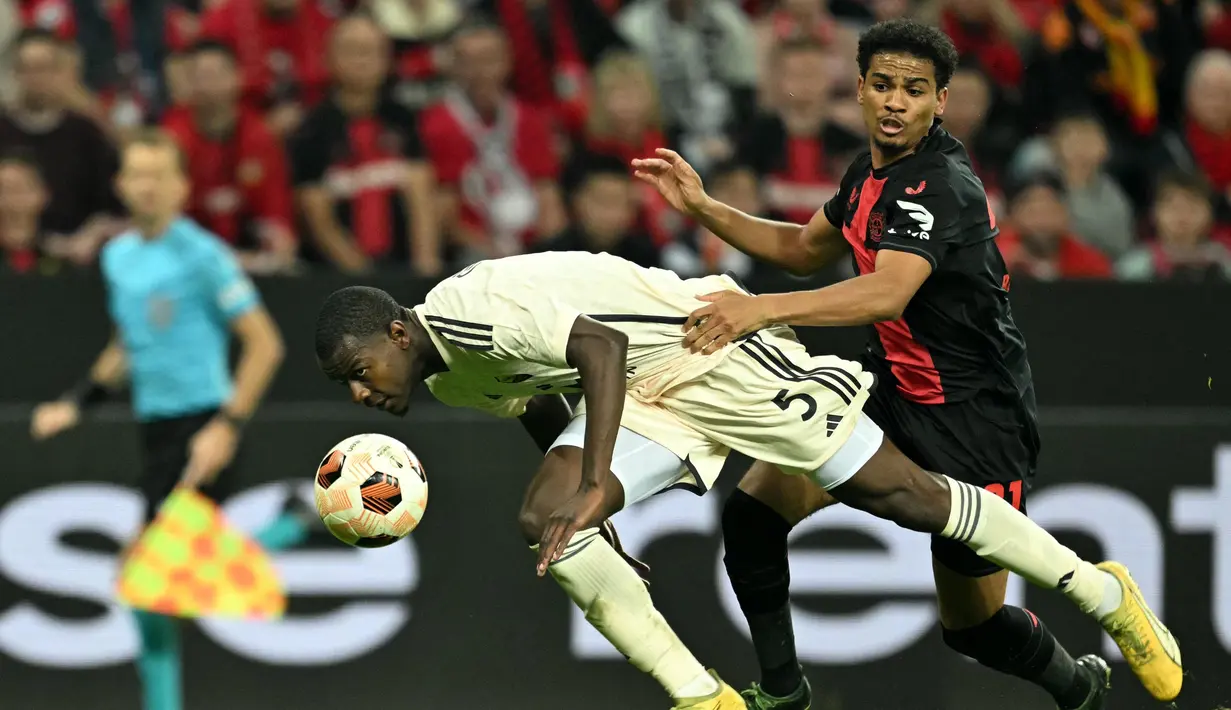 Bayer Leverkusen bermain imbang melawan AS Roma 2-2 pada laga leg kedua semifinal yang digelar di BayArena. (INA FASSBENDER/AFP)