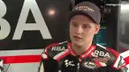 Niklas Ajo, pebalap Moto3, menyentuh garis finish Sirkuit Assen, MotoGP Belanda, dengan berlutut usai terlempar dari posisi berkendara yang normal.