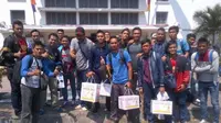 Pemain PSGC di depan stasiun Malang, mereka memborong oleh-oleh untuk dibawa ke Ciamis. (Istimewa)
