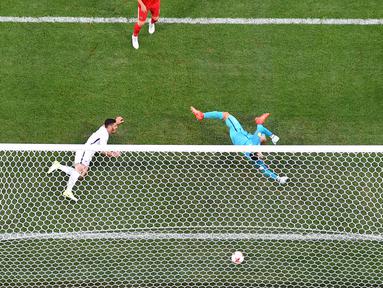 Pemain Russia, Fedor Smolov (kanan) merayakan gol usai membobol gawang Selandia Baru pada laga perdana Piala Konfederasi 2017 grup A di Krestovsky Stadium, Saint-Petersburg, (17/6/2017). (AFP/Francois Xavier Marit)