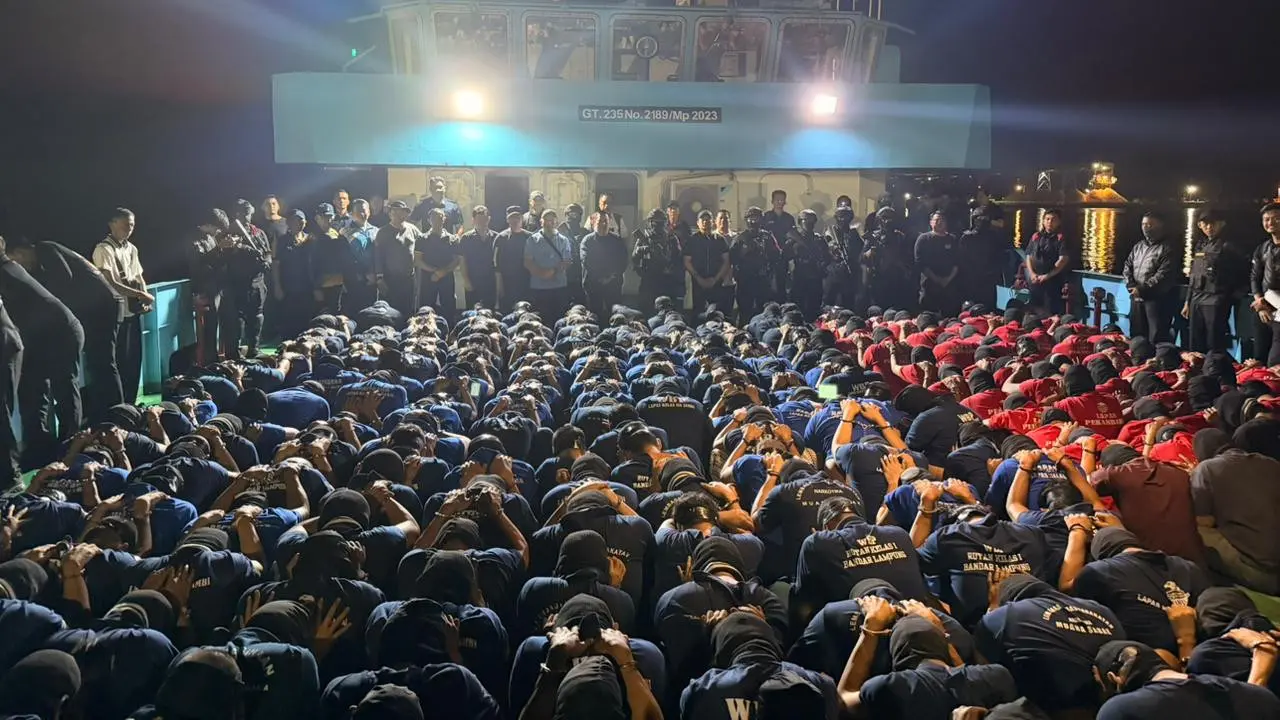 Potret Ratusan Narapidana Risiko Tinggi saat Dipindahkan ke Nusakambangan