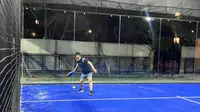 Jurnalis Bola.com menjajal olahraga padel di arena padel Co Kiara Artha Park, Kota Bandung, yang dimiliki mantan pemain Persib Bandung, Abdul Aziz. (Bola.com/Erwin Snaz)