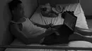 Saat jauh dari keluarga dan berlatih di Bali, Daud Yordan selain berlatih lebih memilih menghabiskan waktu di kamar menonton rekaman-rekaman pertandingan tinju. (Bola.com/Vitalis Yogi Trisna)