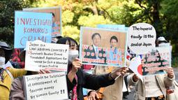 Orang-orang mengambil bagian dalam pawai untuk memprotes pernikahan antara Putri Jepang Mako dan Kei Komuro di Tokyo (26/10/2021). Sejumlah warga Jepang menolak pernikahan keponakan Kaisar Naruhito, Putri Mako, dengan kekasihnya yang merupakan rakyat biasa, Kei Komuro. (AFP/Kazuhiro Nogi)