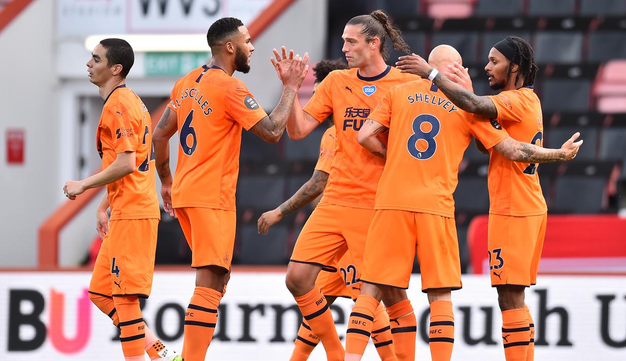 Pemain Newcastle United merayakan gol yang dicetak Valentino Lazaro ke gawang Bournemouth pada laga lanjutan Premier League pekan ke-32 di Vitality Stadium, Kamis (2/7/2020) dini hari WIB. Newcastle menang 4-1 atas Bournemouth. (AFP/Glyn Kirk/pool)
