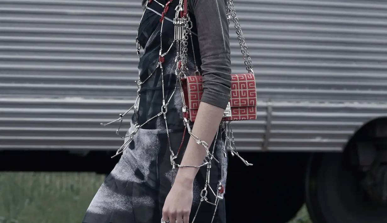 Koleksi ini hadir dalam dua format dan warna pilihan. Desain yang dihadirkan bisa dipilih dalam versi crossbody Cut Out atau ada juga pilihan desain dalam bentu Antigona. Koleksi ini akan hadir pada Februari 2022.