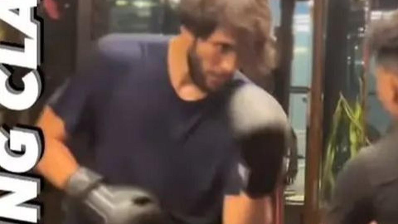 Selain menjelajah, Sabda juga aktif dalam kebugaran, terlihat dalam partisipasinya dalam kelas boxing.