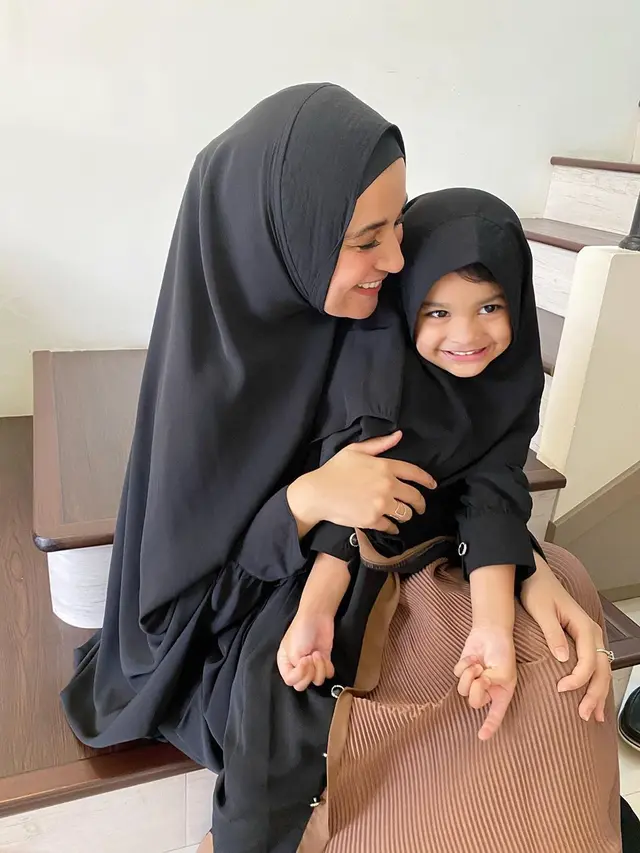 6 Potret Kedua Putri Shireen Sungkar saat Pakai Hijab, Menggemaskan