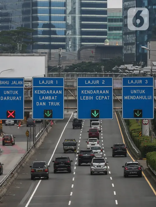 Sejumlah kendaraan melintasi jalan tol dalam kota di Jakarta, Rabu (9/2/2022). PT Jasa Marga berencana menaikkan tarif tol dalam kota pada ruas Tol Cawang-Tomang-Pluit dan Cawang-Tanjung Priok-Ancol Timur-Jembatan Tiga/Pluit sebesar Rp500. (Liputan6.com/Johan Tallo)