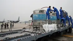 Tim penyemaian awan bersama prajurit Angkatan Udara menyiapkan tangki berisi larutan air garam di Pangkalan Udara Militer Subang, Malaysia, Kamis (19/9/2019). Malaysia melakukan operasi penyemaian awan untuk mendorong hujan dalam mengatasi kabut asap yang melanda. (AP Photo/Vincent Thian)