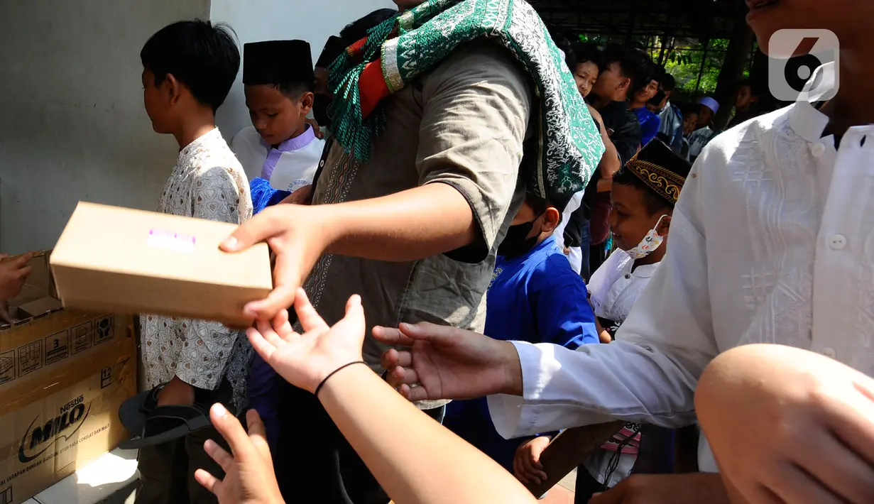 Warga mendapatkan nasi kota usai melaksanakan Sholat Jumat di Masjid Wihdatul Ummah, Cinere, Depok,Jumat (27/5/2022). Setiap minggunya setelah kegiatan Sholat Jumat lebih dari 700 nasi kotak yang merupakan sumbangan dari donatur jamaah masjid dan warga sekitar dibagikan kepada warga dalam rangka Jumat Berkah. (merdeka.com/Arie Basuki)