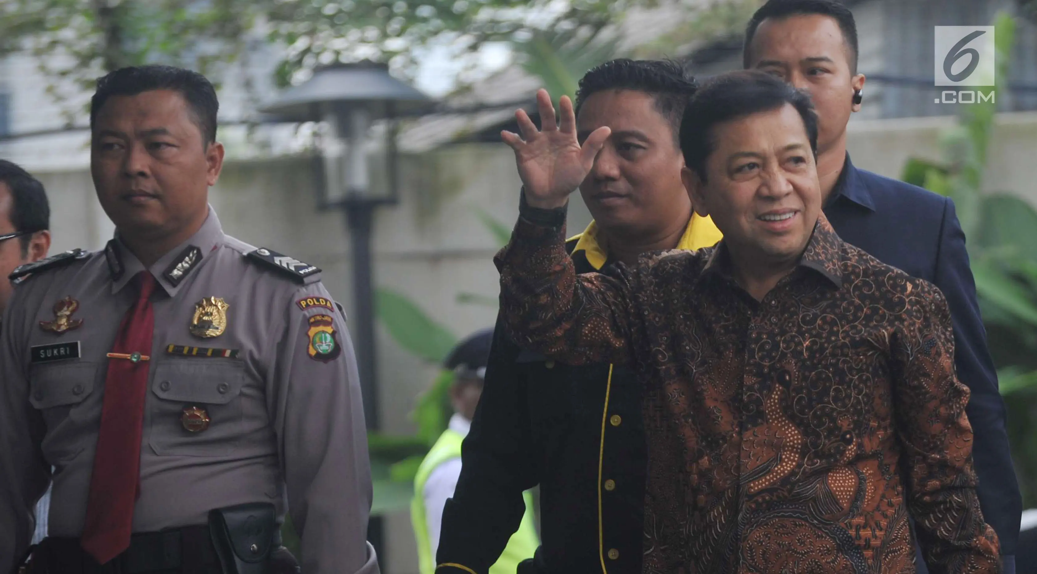 Ketua DPR Setya Novanto tiba di gedung KPK, Jakarta, Jumat (14/7). Setya Novanto diperiksa sebagai saksi dalam kasus dugaan korupsi proyek pengadaan e-KTP  dengan tersangka Andi Agustinus alias Andi Narogong. (Liputan6.com/Helmi Afandi)