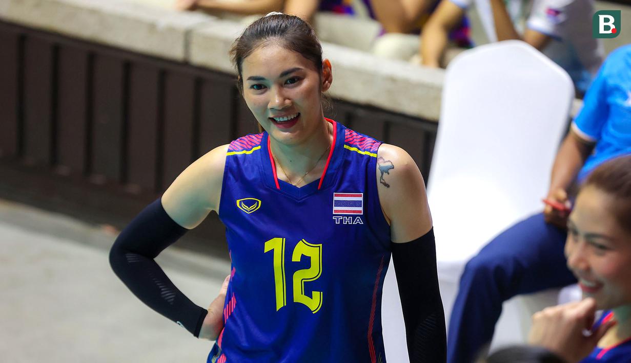 <p>Pemain Timnas Bola Voli Putri Thailand, Hattaya Bamrungsuk saat laga Grup A Bola Voli Putri SEA Games 2023 melawan Timnas Bola Voli Putri Indonesia di Olympic Complex Indoor Main Hall, Phnom Penh, Kamboja, Selasa (09/05/2023). (Bola.com/Abdul Aziz)</p>