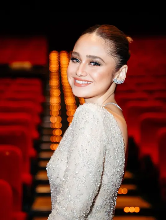 Wajah Syifa Hadju dipulas dengan gaya brown bold di bagian mata dan nude pada bibir [@syifahadju]