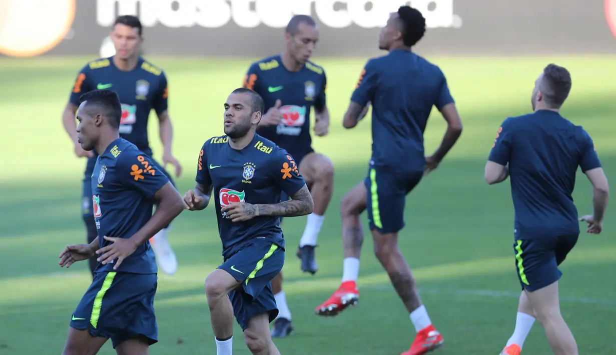 Para pemain Brasil melakukan pemanasan selama sesi latihan di Belo Horizonte, Brasil (1/7/2019). Argentina dan Brasil akan bertanding pada semifinal Copa America 2019. (AP Photo/Natacha Pisarenko)