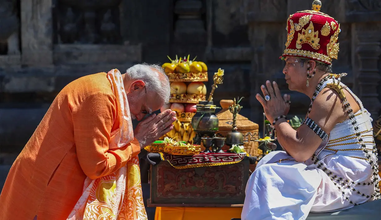 Perdana Menteri India Narendra Modi saat mengunjungi Candi Prambanan di Sleman, Yogyakarta, Rabu, 8 Juli 2026. (AFP/ Biro Informasi Pers India)
