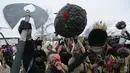 Warga lokal mengenakan kostum unik dalam perayaan hari libur Malanka di desa Krasnoilsk, Chernivtsi, Ukraina, (14/1). Festival Malanka merupakan perayaan kaum pagan di Ukraina yang dirayakan setiap 13 Januari. (REUTERS/Valentyn Makarenko)