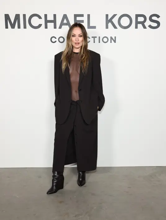 Sejumlah selebriti tampil dalam balutan warna hitam dan cokelat yang mendominasi. Olivia Wilde memancarkan pesona sophisticated dengan chocolate wool Ryan blazer dan foldover trouser skirt yang dipadu sheer-viscose bodysuit.  [Dok/Michael Kors].