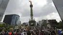 Sejumlah Wartawan dan aktivis berkumpul di monumen Kemerdekaan, Meksiko, Minggu (2/8/2015). Pembunuhan Espinosa meningkatkan ketegangan di antara para wartawan di ibukota Meksiko. (REUTERS/Henry Romero)