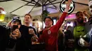 Pendukung Liverpool bernyanyi dan mendukung tim mereka di sebuah pub di alun-alun Campo de 'Fiori Roma, Italia (1/5). Pada leg pertama Liverpool menang telak 5-2 atas AS Roma. (AP Photo/Andrew Medichini )
