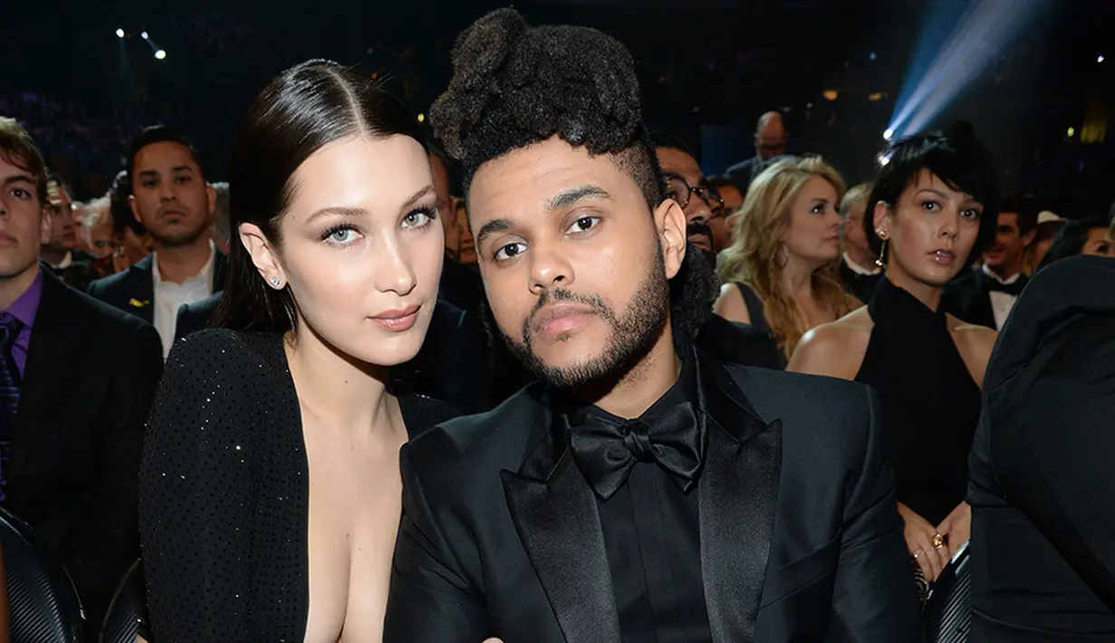 Keduanya bermesraan saat debut Kylie Cosmetics pada 13 April lalu. (StyleCaster)