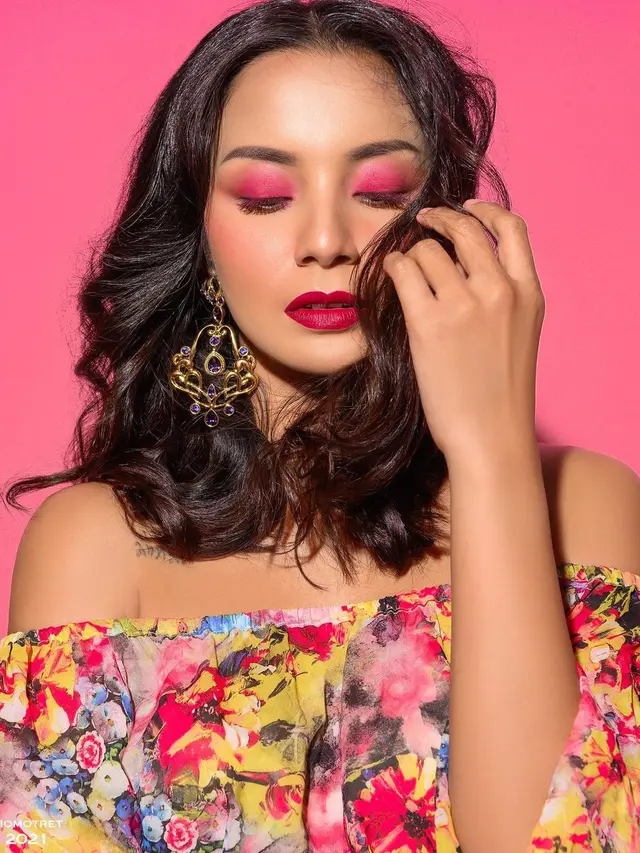 Gaya Pemotretan Kirana Larasati Dengan Tema Pink. (Sumber: Instagram/riomotret)