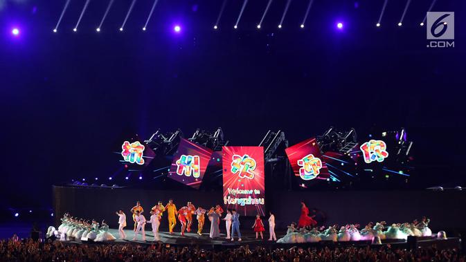 Pendiri Alibaba Group Jack Ma menyemarakkan Upacara Penutupan Asian Games 2018 di Stadion Utama Gelora Bung Karno, Jakarta, Minggu (2/9). Jack Mamemperkenalkan kota Hangzhou sebagai lokasi penyelenggaraan Asian Games 2022 (Liputan6.com/Helmi Fithriansyah)