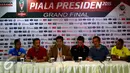 Jelang laga final Piala Presiden 2015, Manajer dan kapten tim Persib serta Sriwijaya FC duduk bareng bahas keberlangsungan pertandingan bersama Ketua Komite Turnamen dan Mahaka, Jakarta, Sabtu (17/10/2015). (Liputan6.com/Yoppy Renato)