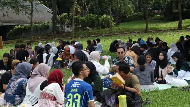 Baca Buku di KRL Jakarta