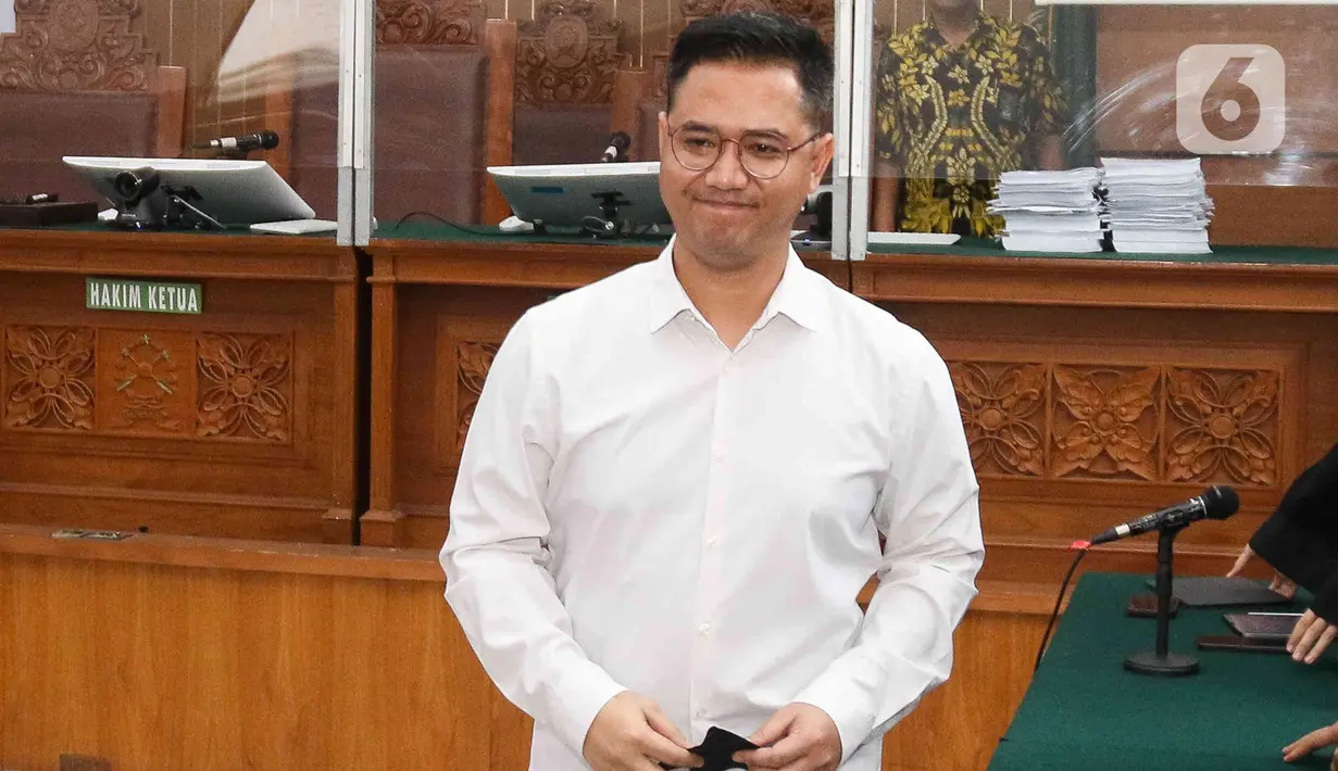 Ekspresi terdakwa kasus dugaan perintangan penyidikan pada kasus pembunuhan Brigadir Yosua, Irfan Widyanto usai menjalani sidang putusan di Pengadilan Negeri Jakarta Selatan, Jumat (24/2/2023). Vonis ini lebih ringan dari tuntutan jaksa penuntut umum (JPU) terhadap peraih Adhi Makayasa itu. Sebelumnya, JPU menuntut hukuman selama satu tahun penjara. (Liputan6.com/Herman Zakharia)