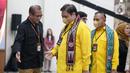 Ketua Komisi Pemilihan Umum (KPU) Hasyim Asy'ari (kanan) menyambut kedatangan Ketua Umum Golkar Airlangga Hartarto saat Pendaftaran Partai Politik Calon Peserta Pemilu tahun 2024 di Gedung KPU, Jakarta, Rabu (10/8/2022). Diketahui, Golkar mendaftarkan diri bersama dengan parpol lainnya di Koalisi Indonesia Bersatu yakni PAN dan PPP. (Liputan6.com/Faizal Fanani)