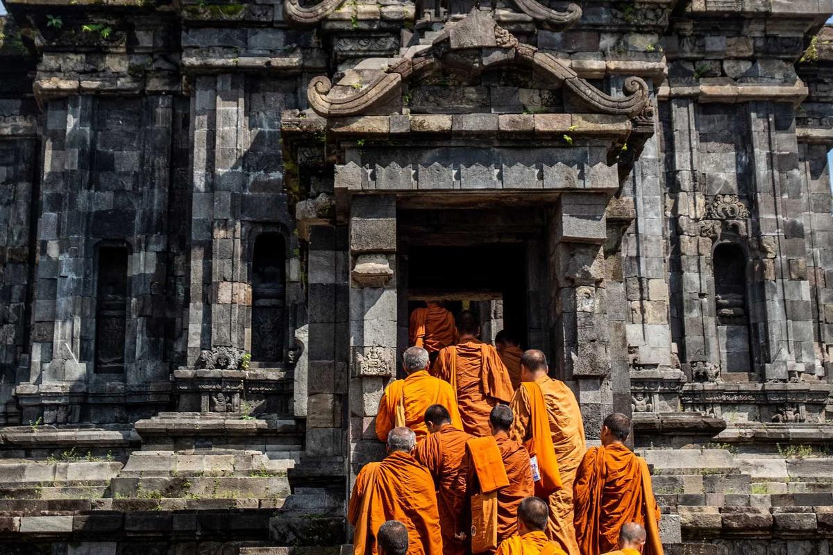 FOTO: Biksu Thudong Tiba di Candi Sewu Sambut Tri Suci Waisak 2026
