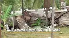 Banjir yang melanda Mamuju menyebabkan warga mengungsi di pinggiran jalan. Kondisi ini diperparah dengan belum adanya bantuan bagi warga.