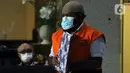 Bupati nonaktif Mamberamo Tengah, Ricky Ham Pagawak berjalan menuju mobil tahanan di Gedung Merah Putih Komisi Pemberantasan Korupsi (KPK), Jakarta, Rabu (10/5/2023). (Liputan6.com/Helmi Fithriansyah)