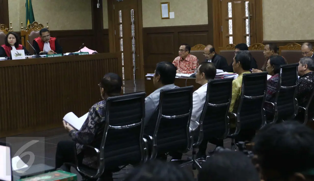 Mantan Menteri Dalam Negeri (ketiga kiri) Gamawan Fauzi bersama sejumlah mantan pejabat lain menjadi saksi dalam sidang perkara dugaan korupsi proyek e-KTP di Pengadilan Tipikor Jakarta, Kamis (16/3). (Liputan6.com/Helmi Afandi)
