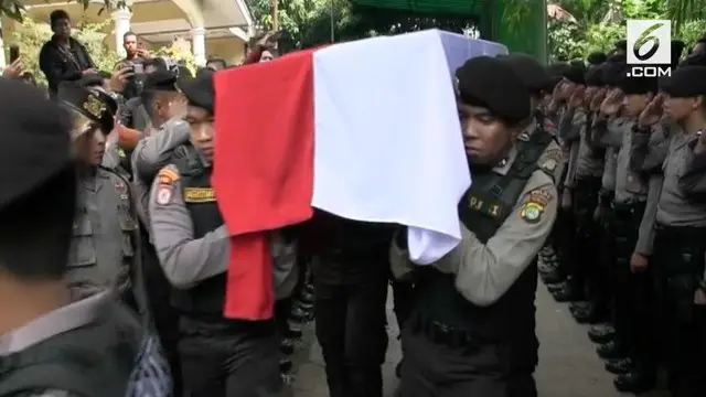 Kepolisian lakukan upacara pelepasan jenazah pada Bripda Taufan Tsunami, polisi yang gugur dalam bertugas dalam ledakan Kampung Melayu.
