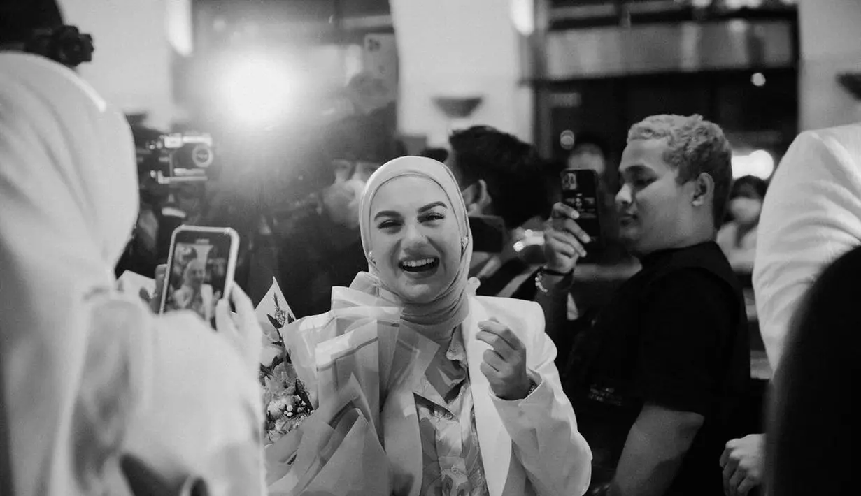 <p>Suasana haru mewarnai acara perayaan yang dihadiri keluarga dan teman-teman dekatnya. Ia bersyukur mendapat banyak dukungan dan kasih sayang dari sekitarnya. (Instagram @_irishbella_)</p>