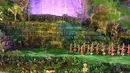 Penari membawakan tarian tradisional dari berbagai daerah dengan latar belakang air terjun saat pembukaan Asian Games 2018 di Stadion Gelora Bung Karno, Senayan, Jakarta, Sabtu (18/8). (Liputan6.com/Fery Pradolo)