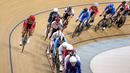 Tim balap Sepeda Indonesia, Bernard Benyamin van Aert (kiri) berkompetisi pada nomor omnium putra UCI Track Nations Cup 2023 di Jakarta International Velodrome, Rawamangun, Jakarta, Minggu (26/02/2023). (Bola.com/Bagaskara Lazuardi)